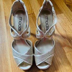 Moda Spana size 8 gold sandal